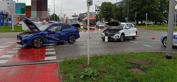 Na zdjeciu zdarzenia drogowe na ul. Rejtana. Uszkodzony pojazd koloru niebieskiego i białego. W tyle autobus i inne samochody.
