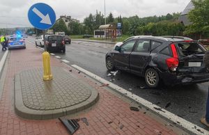 Na zdjęciu uszkodzony pojazd marki volvo.