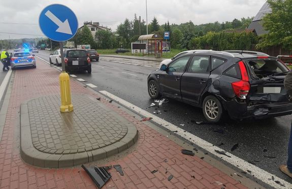 Na zdjęciu uszkodzony pojazd marki volvo.