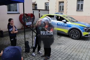 Na zdjeciu uczniowie SP nr 28 w Rzeszowie z wizytą w rzeszowskiej komendzie.