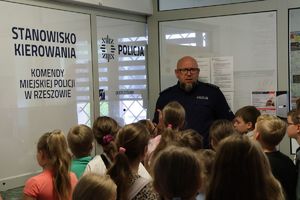 Na zdjeciu uczniowie SP nr 28 w Rzeszowie z wizytą w rzeszowskiej komendzie.