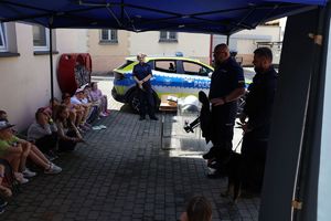 Na zdjeciu uczniowie SP nr 28 w Rzeszowie z wizytą w rzeszowskiej komendzie.