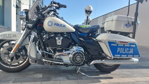 Na zdjęciu policyjny motocykl.