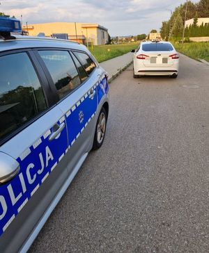 Na zadęciu policyjny radiowóz i kontrolowany pojazd, świadczący przewoź osób na aplikację.