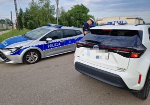 Na zadęciu policyjny radiowóz i kontrolowany pojazd, świadczący przewoź osób na aplikację.