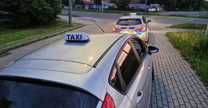 Na zadęciu policyjny radiowóz i kontrolowany pojazd, świadczący przewoź osób na aplikację.