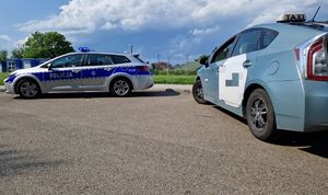 Na zadęciu policyjny radiowóz i kontrolowany pojazd, świadczący przewoź osób na aplikację.