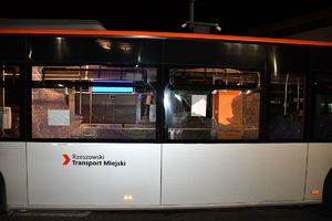 Na zdjęciu wybita szyba w autobusie.