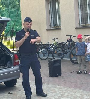 Zdjęcie ze spotkania dzielnicowego z uczniami SP nr 10 w Rzeszowie.