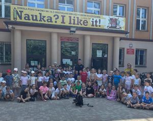 Zdjęcie ze spotkania dzielnicowego z uczniami SP nr 10 w Rzeszowie.