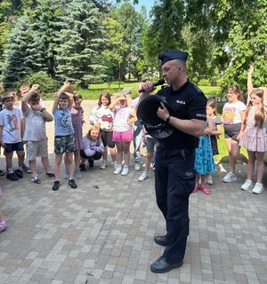 Zdjęcie ze spotkania dzielnicowego z uczniami SP nr 10 w Rzeszowie.