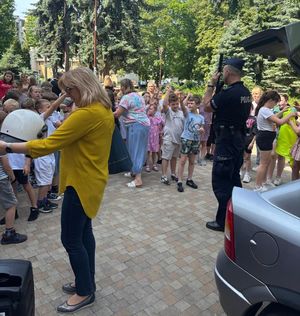 Zdjęcie ze spotkania dzielnicowego z uczniami SP nr 10 w Rzeszowie.