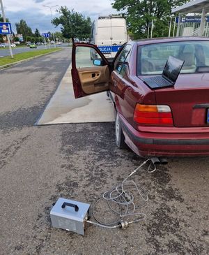 Na zdjęciu kontrolowany pojazd.