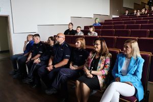 Na zdjęciu zaproszeniu na debatę goście.