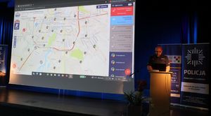 Na zdjęciu policjant z rzeszowskiej komendy podczas debaty.