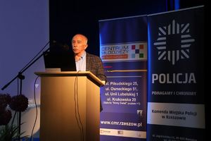 Na zdjeciu Honorowy Profesor Oświaty Mirosław Kwaśniak.