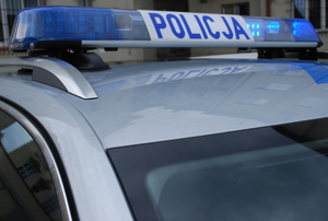 Na zdjeciu belka policyjnego radiowozu z napisem policja.