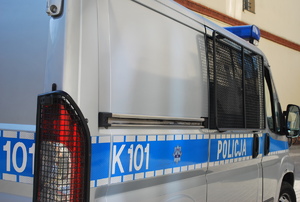 Na zdjęciu policyjna furgonetka.