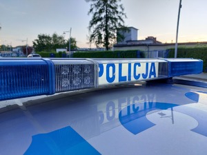 Na zdjęciu belka policyjnego radiowozu z napisem policja.