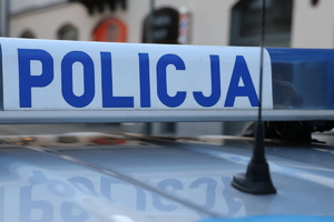 Na zdjęciu belka policyjnego radiowozu i napis policja.