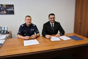 Na zdjęciu od lewej Komendant Miejski Policji w Rzeszowie mł. insp. Marek Pietrykowski i Starosta Rzeszowski Krzysztof Jarosz.