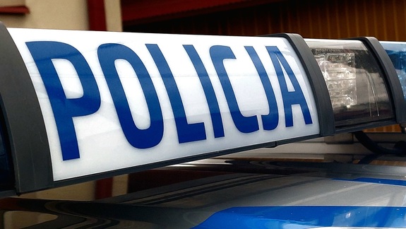 Na zdjęciu belka policyjnego samochodu z napisem policja.