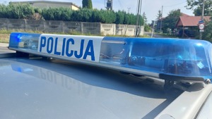 Na zdjęciu belka policyjnego radiowozu z napisem policja.
