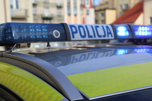 Na zdjęciu belka policyjnego radiowozu z napisem policja.