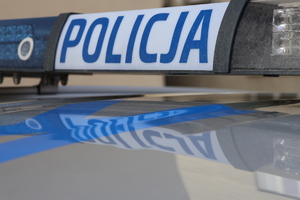 Na zdjęciu belka policyjnego radiowozu z napisem policja.