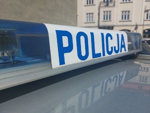Na zdjęciu belka policyjnego radiowozu z napisem policja.