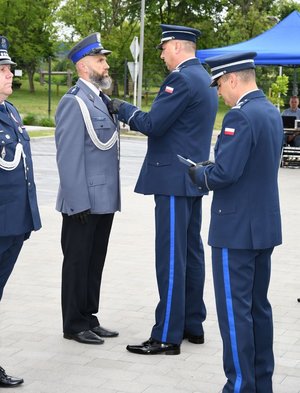 Na zdjęciu od prawej  Komendant Wojewódzki Policji w Rzeszowie insp. Andrzej Patrzałek i   Komendant Miejski Policji  w Rzeszowie mł. insp. Marek Pietrykowski odznaczają wyróżnionych policjantów.