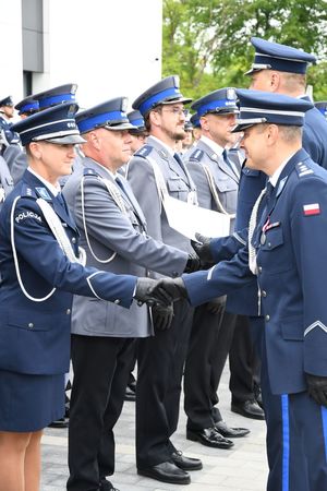 Na zdjęciu od prawej  Komendant Wojewódzki Policji w Rzeszowie insp. Andrzej Patrzałek i   Komendant Miejski Policji  w Rzeszowie mł. insp. Marek Pietrykowski odznaczają awansowanych policjantów.