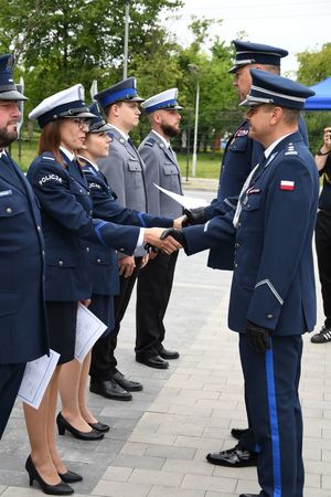Na zdjęciu od prawej  Komendant Wojewódzki Policji w Rzeszowie insp. Andrzej Patrzałek i   Komendant Miejski Policji  w Rzeszowie mł. insp. Marek Pietrykowski odznaczają awansowanych policjantów.