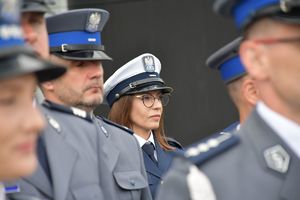 Na zdjęciu awansowani policjanci.