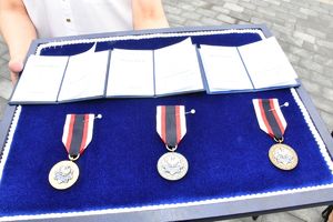 Na zdjęciu medale dla wyróżnionych policjatów.