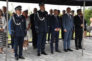 Na zdjeciu od lewej Komendant Miejski Policji w Rzeszowie mł. insp. Marek Pietrykowski, Komendant Wojewódzki Policji w Rzeszowie insp. Andrzej Patrzałek, Zastępca Prezydenta Rzeszowa Grzegorz Wrona, Prezydent Rzeszowa Konrad Fijołek i Starosta Rzeszowski Krzysztof Jarosz.