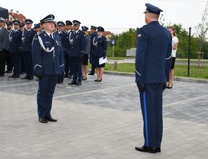 Na zdjęciu I Zastępca Komendanta Miejskiego w Rzeszowie podinsp. Maciej Gawryś salutuje Komendantowi Wojewódzkiemu Policji w Rzeszowie insp. Andrzejowi Patrzałkowi.