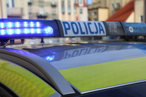 Na zdjęciu belka policyjnego radiowozu z napisem policja.