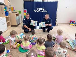 Na zdjęciu policjanci na spotkaniu w żłobku w Dynowie.