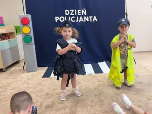 Na zdjęciu policjanci na spotkaniu w żłobku w Dynowie.