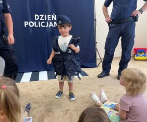 Na zdjęciu policjanci na spotkaniu w żłobku w Dynowie.