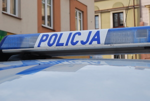 Na zdjęciu belka policyjnego radiowozu z napisem policja.