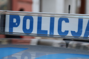 Na zdjęciu belka policyjnego radiowozu z napisem policja.