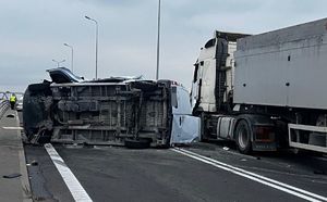 Zdjęcie z miejsca zdarzenia, na jezdni przewrócony na bok bus i ciężarówka.