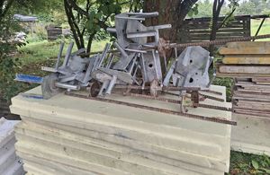 Na zdjeciu legary budowlane.