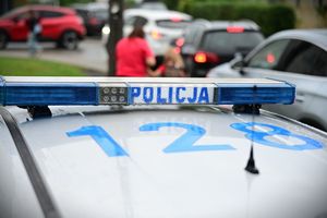 Na zdjeciu belka policyjnego radiowozu z napisem policja.