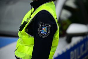 Na zdjeciu umundurowana policjanta ruchu drogowego.