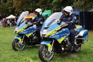 Na zdjęciu dwa policyjne motocykle na których siedzą policjanci.