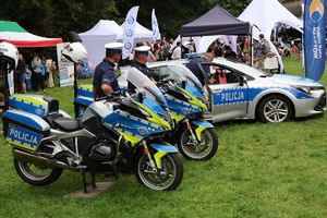 Na zdjęciu dwa policyjne motocykle, dalej radiowóz.