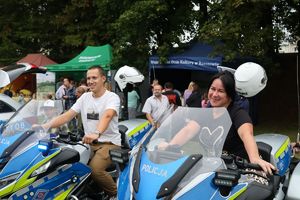 Na zdjęciu dwa motocykle służbowe, na jednym siedzi mężczyzna, na drugim kobieta.